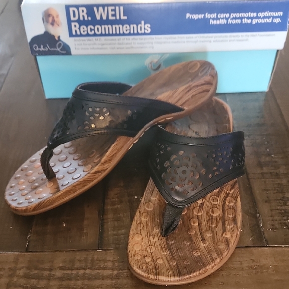 Orthaheel Black Cut-Out Sandals with Brown Footbed - Picture 1 of 9